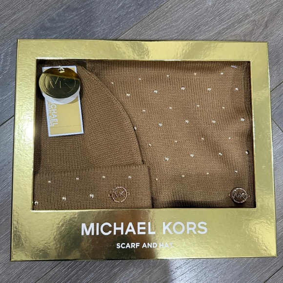 New ✨ Michael Kors Scarf & Hat Gift Set – Camel / Gold-Tone Accents ✨ - Picture 2 of 6